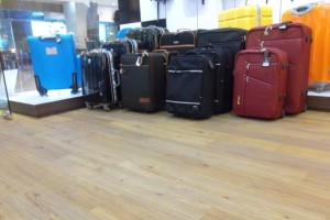 Sử Dụng Sàn Nhựa Giả Gỗ Cho Shop Poloclub (SAVICO megamall)