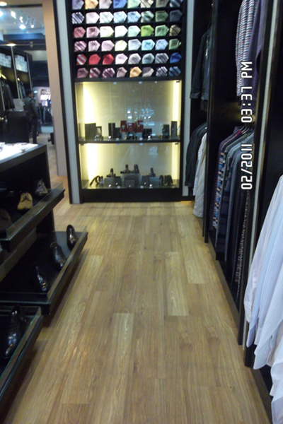 Sàn Nhựa Giả Gỗ Cho Shop Thời Trang - Á Đông Floor .