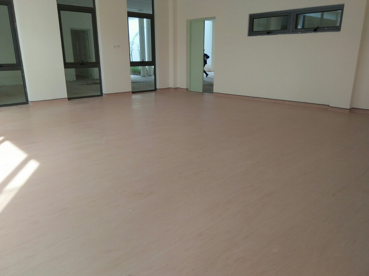 Phòng học sử dụng sàn vinyl đồng nhất gerflor .