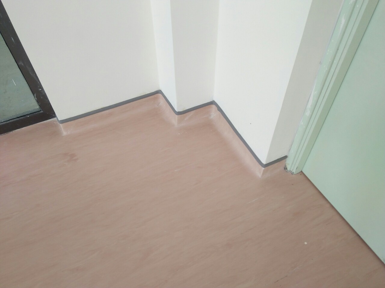 vị trí góc tường sử dụng nẹp kết thúc cho vinyl đồng nhất Gerflor .