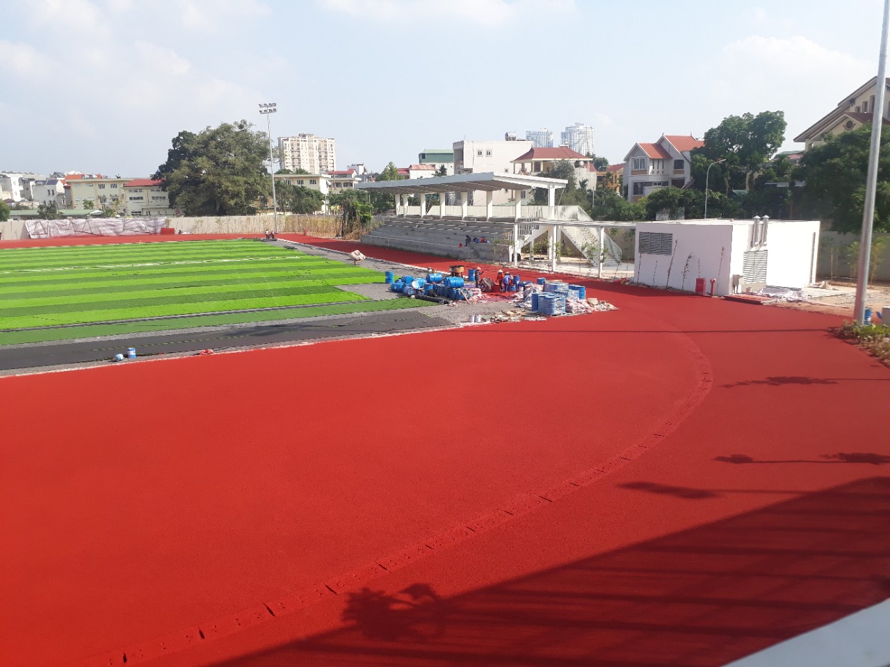 Bề mặt đường chạy điền kinh sau khi hoàn thiện lớp mặt EPDM .