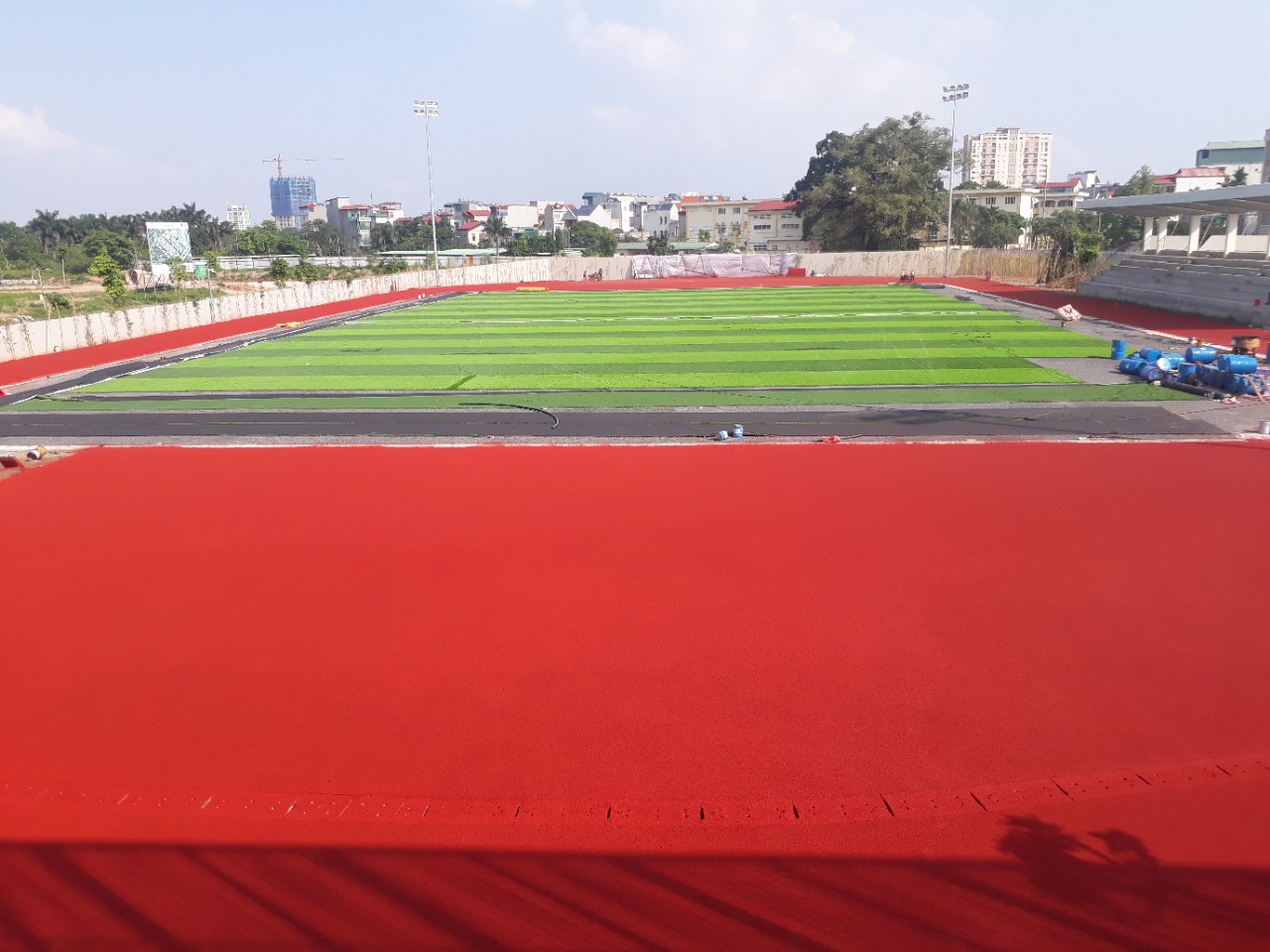 Khu vực nép bóng, khởi động trên sân điền kinh sau khi hoàn thiện lớp mặt EPDM .