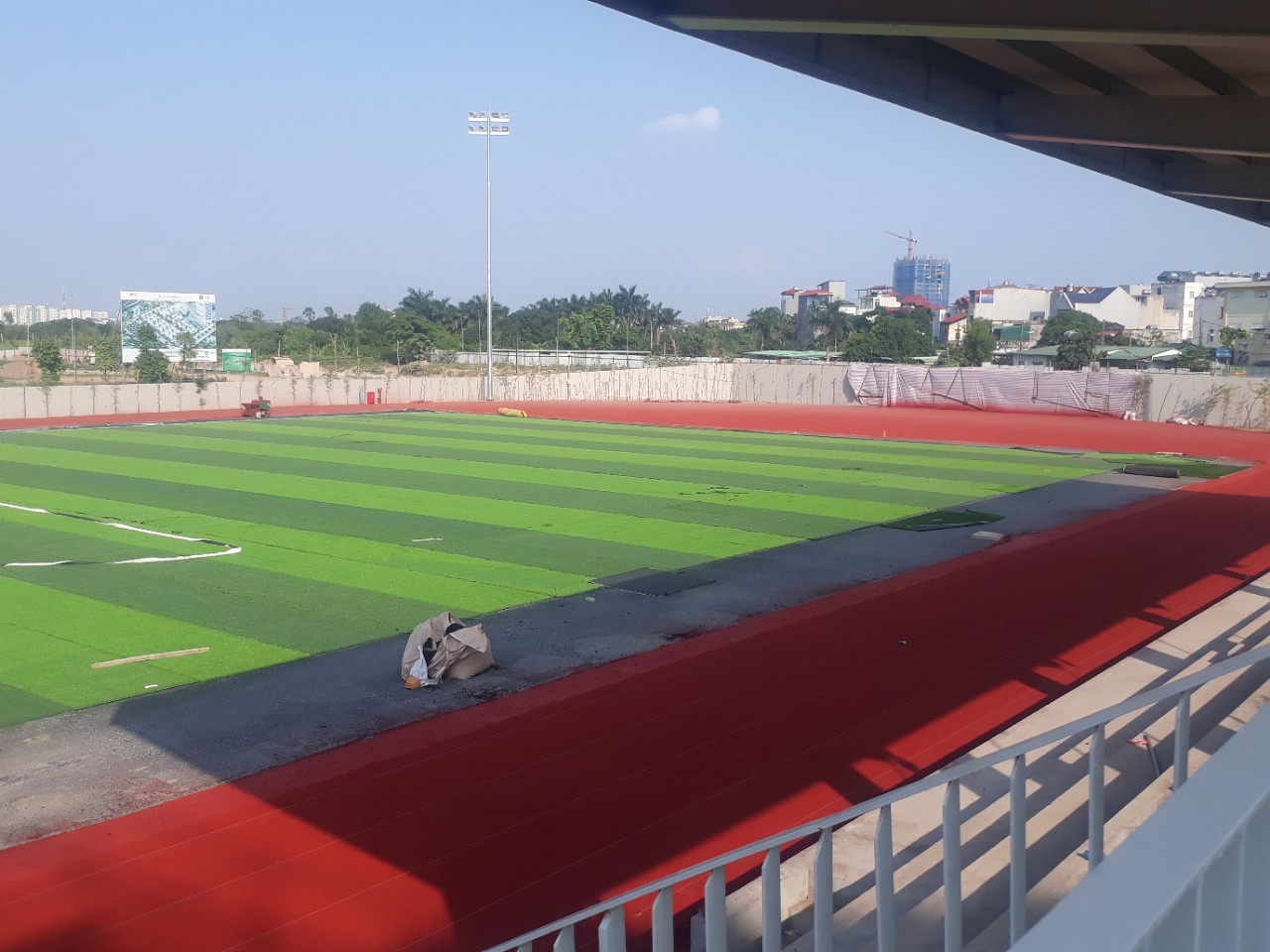 Vị trí gần khán đài được hoàn thiện bề mặt EPDM .