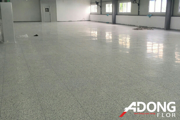 Sàn vinyl trong nhà máy công nghiệp